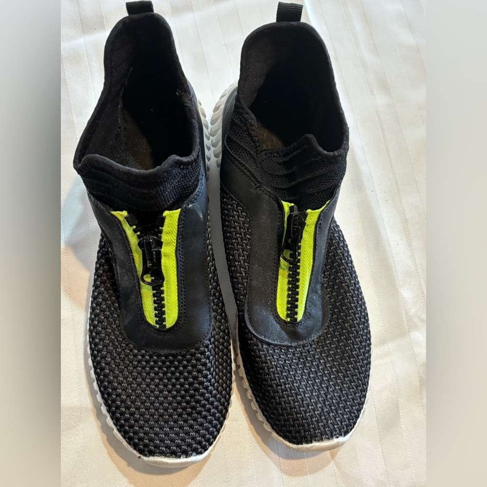 Dirty Laundry Womens 8.5 Black and Green Sneakers (Good Condition)